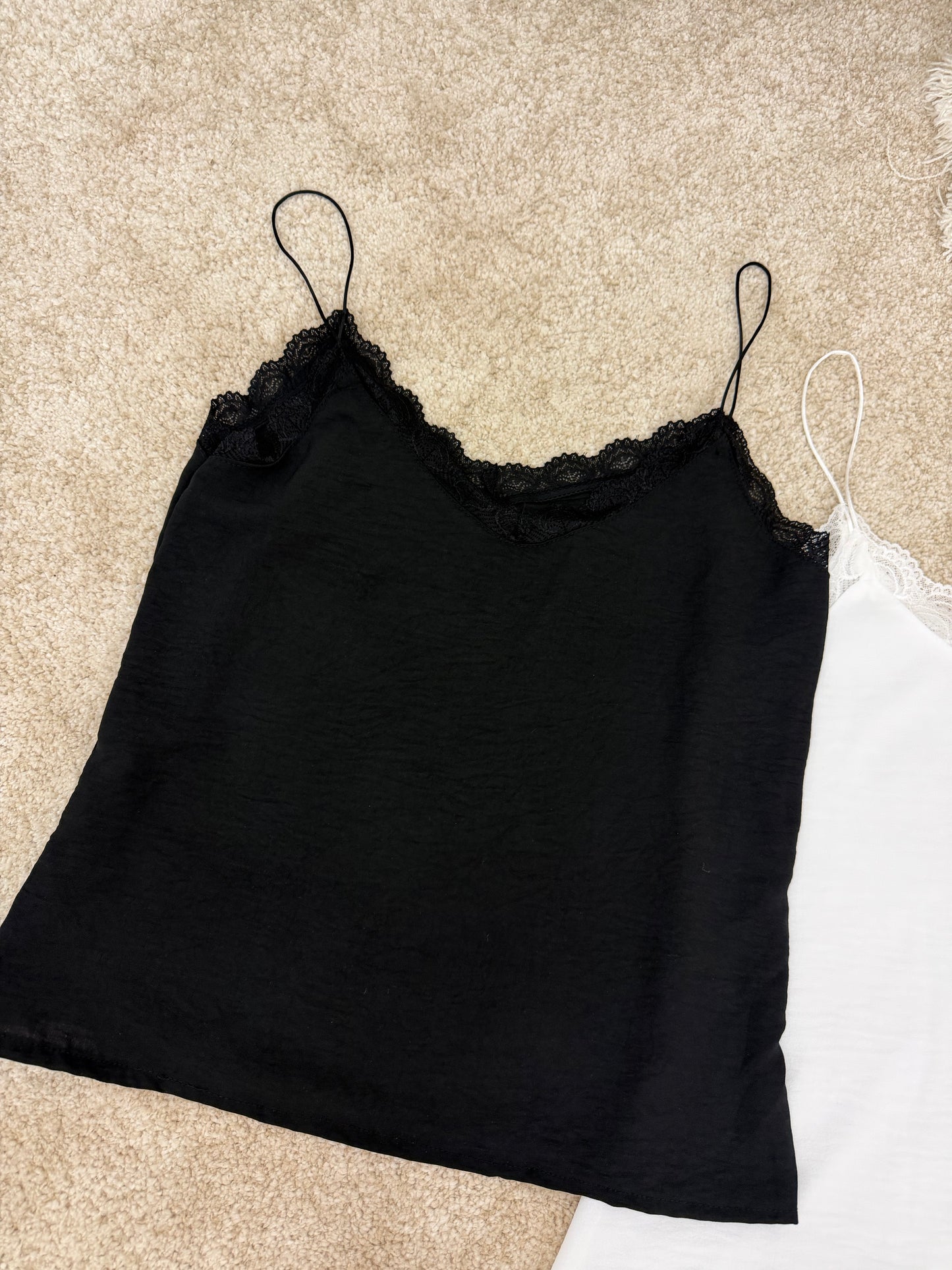 Top renda básico preto e branco