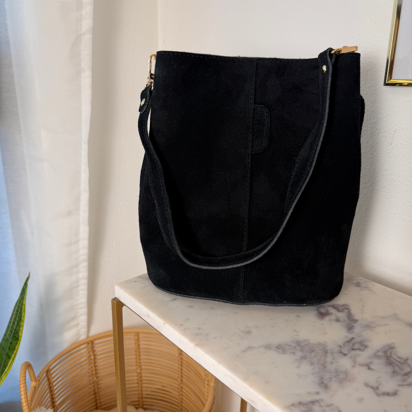 Bucket Bag em Camurça — Pele Italiana Genuína